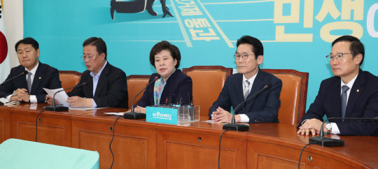 패스트트랙(신속처리안건) 처리 방안 등을 논의하기 위해 27일 서울 여의도 국회 바른미래당 당 대표실에서 김관영 바른미래당 최고위원(왼쪽부터), 유성엽 대안신당 창당준비위원장, 조배숙 민주평화당 원내대표, 윤소하 정의당 원내대표, 홍영표 더불어민주당 의원이 회동하고 있다. 연합뉴스